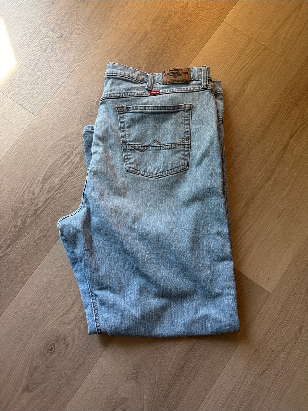 Wrangler Light Blue Men's Relaxed Denim Jeans